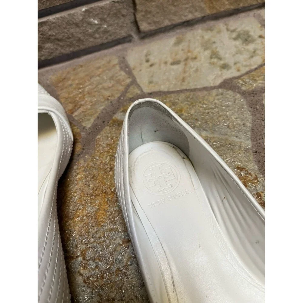 Tory Burch pointed-toe Stiched Gold Tone Logo flats white leather size 8